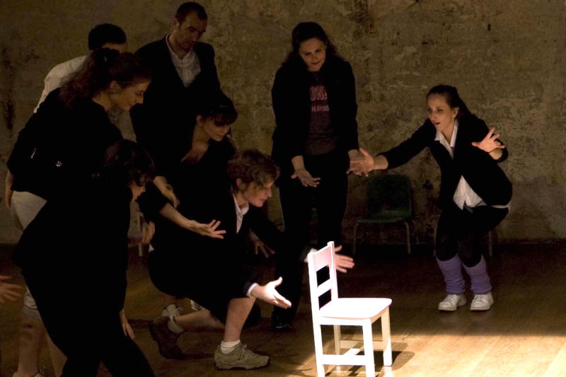 comédiennes sur scène autour d'une petite chaise vide