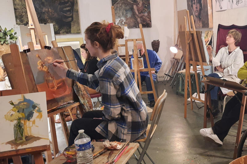 personnes peignant dans un atelier de peinture
